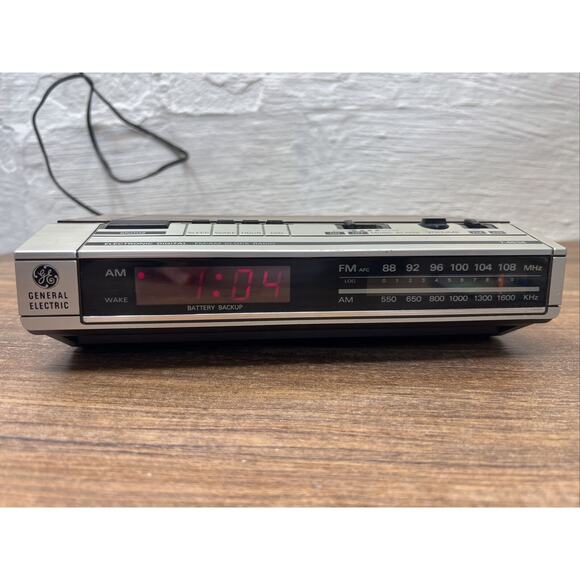 Vtg 80s General Electric GE Digital Alarm Clock Radio WORKS Model 7-4634B Prop - Picture 1 of 3